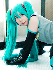 Sexy cosplay babe Miku Oguri