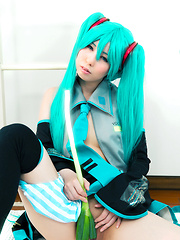 Sexy cosplay babe Miku Oguri